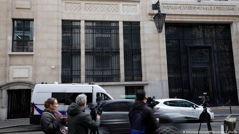 Paris: Suspected bomb attack outside Bank of America foiled